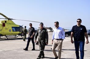 Στην Ελευσίνα ο Μητσοτάκης: Το «ευχαριστώ» στους αφανείς πρωταγωνιστές των εναέριων μέσων 