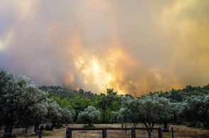 Φωτιά στη Ρόδο: Διεθνή ΜΜΕ καλύπτουν τις καταστροφικές πυρκαγιές