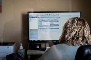 Λογίστρια μπροστά από την οθόνη υπολογιστή