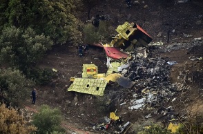 Πτώση Canadair: «Δεν έβλεπαν τα δέντρα από τον καπνό»