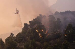Σκληρή μάχη με τις φλόγες υπό δυσμενέστατες καιρικές συνθήκες © Menelaos Michalatos / SOOC