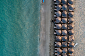 Ξαπλώστρες σε παραλία