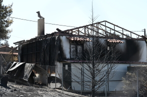 Καταστροφές από την πυρκαγιά στο Λουτράκι