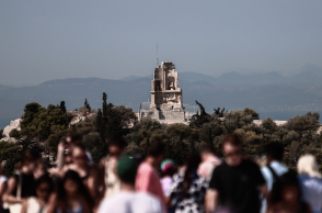 Καύσωνας στην Αθήνα - Τουρίστες στου Φιλοπάππου