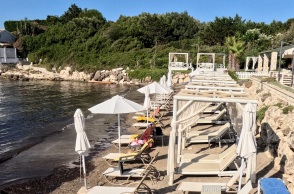 Ξαπλώστρες σε παραλία
