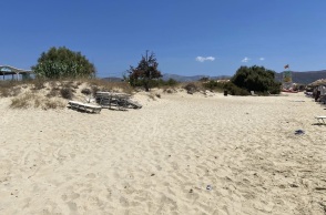 Μαζεμένες ξαπλώστρες στην Πλάκα της Νάξου
