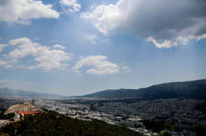Σύννεφα πάνω από την Αθήνα