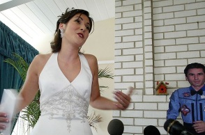 Η νύφη Εκατερίνα Ντμιτρίεβα στη Γη και ο «χάρτινος» Γιούρι Μαλεντσένκο