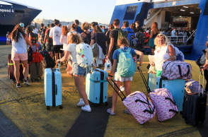 Επιβατική κίνηση στο λιμάνι του Πειραιά