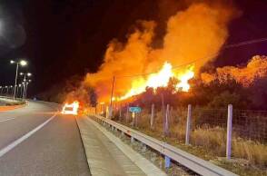 Φωτιά που ξεκίνησε από ΙΧ κοντά στη Νέα Πέραμο