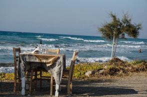 Τραπεζάκι ταβέρνας δίπλα στη θάλασσα