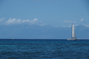 Ιστιοπλοϊκό στη θάλασσα με καλοκαιρινό καιρό