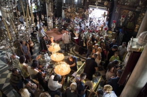 Μέσα στον Ιερό Ναό της Παναγιάς της Τήνου τον Δεκαπενταύγουστο