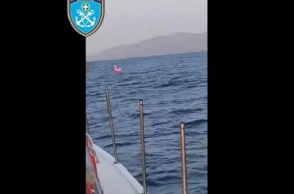 Ξέφυγε λουόμενη με το ροζ φλαμίνγκο της και τη διέσωσε το λιμενικό