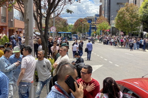 Κάτοικοι στους δρόμους της Μπογκοτά μετά τον ισχυρό σεισμό