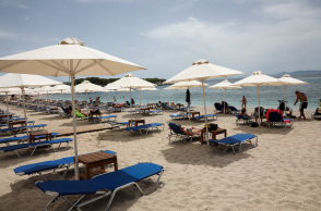Ξαπλώστρες σε beach bar