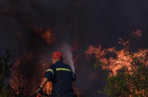Φωτιά στην Αλεξανδρούπολη: Απεγκλωβίστηκαν διά θαλάσσης 43 άτομα