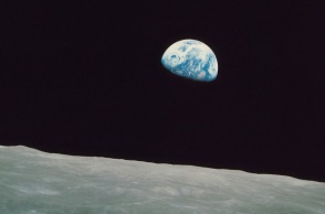 Σαν σήμερα η πρώτη φωτογραφία της Γης από τη Σελήνη