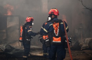 Φωτιά στη Φυλή: Eγγονός έσωσε τη γιαγιά του από το σπίτι της που κάηκε