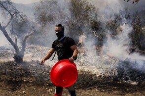 Άνιση μάχη με τις φλόγες στο Μενίδι ©Giannis Boziaris / SOOC