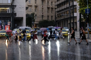Βροχή στο κέντρο της Αθήνας