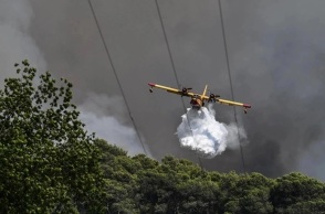 Εναέρια μέσα επιχειρούν σε φωτιά