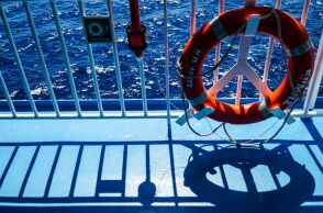 Γυναίκα έπεσε στη θάλασσα της Τήνου ενώ επιβιβαζόταν σε πλοίο