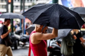 Καιρός αύριο: Εξασθενεί η κακοκαιρία Daniel την Παρασκευή