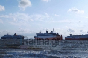 Ραφήνα: Πλοία έμπλεξαν τις άγκυρές τους