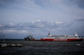 Fast Ferries Andros: Ανοιχτά της Ραφήνας ακινητοποιημένο και δεμένο