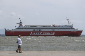 Ταλαιπωρία έξω από το λιμάνι της Ραφήνας για τους επιβάτες του «Fast Ferries Andros»