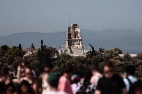 Καιρός σήμερα: Αίθριος τη Δευτέρα - Θυελλώδεις άνεμοι