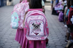 Μαθητές και μαθήτριες σε σχολείο