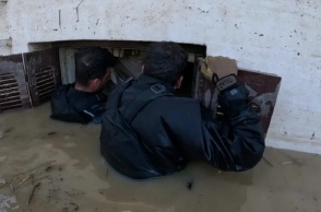 Κακοκαιρία Daniel: ΟΥΚ του Λιμενικού επιχειρούν στα πλημμυρισμένα σπίτια 