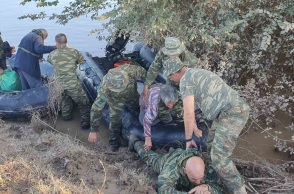 Κακοκαιρία Daniel: Πεζοναύτης γίνεται «ανθρώπινη γέφυρα» για να περάσουν ηλικιωμένοι