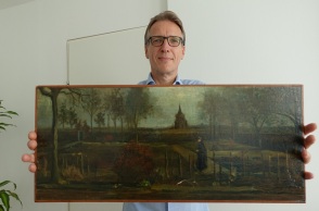 Ο ντετέκτιβ έργων τέχνης Άρθουρ Μπραντ κρατάει τον πίνακα του Βαν Γκογκ που είχε κλαπεί