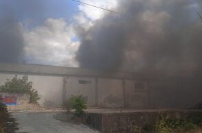 Φωτιά σε εγκαταλελειμμένο εργοστάσιο στην Κομοτηνή