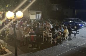 Zευγάρι Γερμάνων έστησε γλέντι και κέρασε ολόκληρο το χωριό επειδή έσωσαν το σπίτι τους από τις φωτιές