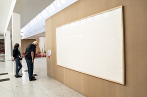 Ο ένας από τους δύο λευκούς πίνακες που παρουσίασε ο Δανός καλλιτέχνης