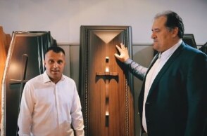 Το προεκλογικό σποτ του Θεόδωρου Μητράκα στο γραφείο τελετών Μπαμπούλα