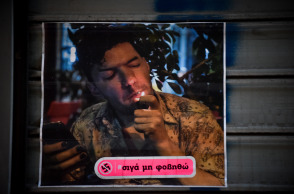 Φωτογραφία του Ζακ Κωστόπουλου έξω από το κοσηματοπωλείο της Γλάδστωνος