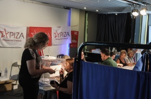 Μέλη του ΣΥΡΙΖΑ σε εκλογικό κέντρο παίρνουν το ψηφοδέλτιο και αναμένουν να ψηφίσουν 