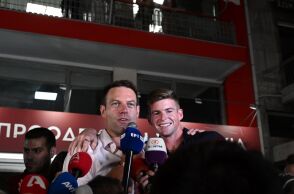 Ο Στέφανος Κασσελάκης με τον σύντροφό του Τάιλερ Μακμπέθ © ΤΑΤΙΑΝΑ ΜΠΟΛΑΡΗ/EUROKINISSI