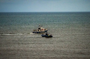 Σκάφος του Λιμενικού και ιδιωτικό σκάφος στις έρευνες για τον εντοπισμό του πιλότου του ελικοπτέρου που κατέπεσε κοντά στην παραλία Αχλάδι στη Βόρεια Ααεύβοια