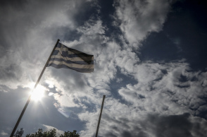 Σύννεφα πίσω από ελληνική σημαία