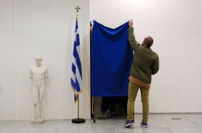 Ο Στέφανος Κασσελάκης και ο Κυριάκος Μητσοτάκης σε μια κόντρα με φόντο τις αυτοδιοικητικές εκλογές