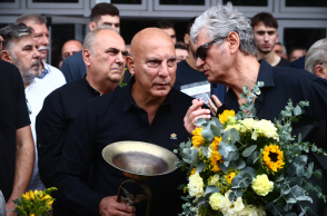 Ο Νίκος Γκάλης στο λαϊκό προσκύνημα για τον Γιάννη Ιωαννίδη