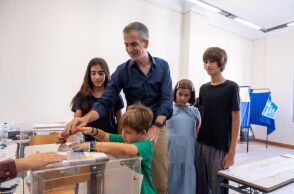 Ο Κώστας Μπακογιάννης ψήφισε μαζί με τα παιδιά του ©Γραφείο Τύπου «Αθήνα Ψηλά»
