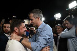 Πανηγυρισμοί για τη νίκη μεταξύ Νίκου Χαρδαλιά και Κώστα Μπακογιάννη ©ΤΑΤΙΑΝΑ ΜΠΟΛΑΡΗ/EUROKINISSI