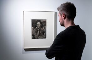 H εμβληματική λήψη της «Μετανάστριας Μητέρας» της Ντοροθέα Λανγκ ©Ian Gavan/Getty Images for Barbican Art Gallery